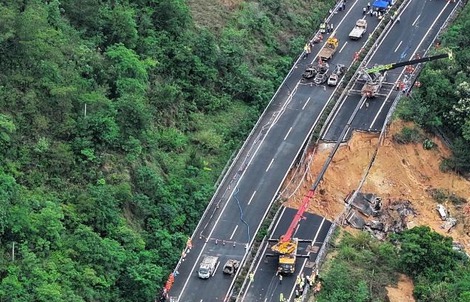 Tuyến cao tốc sạt lở ‘nuốt’ 18 phương tiện, 19 người chết ở Trung Quốc