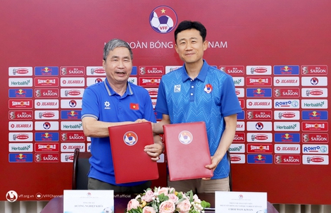 "Cánh tay phải" của HLV Kim Sang-sik được VFF ký hợp đồng