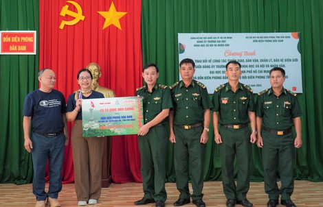 Trao tặng 600 lá cờ Tổ quốc cho Đồn Biên phòng Đắk Đam
