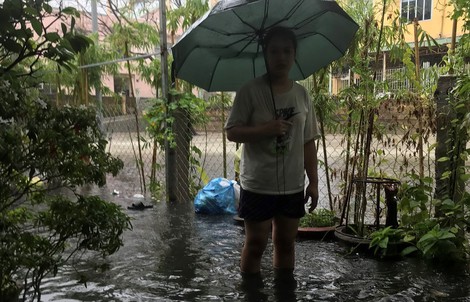 Đà Nẵng: Mưa lớn, nước cống và bùn đen chảy ngược vào nhà dân
