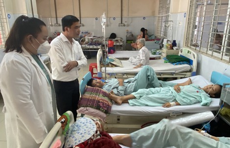 328 người nhập viện sau khi ăn bánh mì: 2 trẻ sốc nặng thở máy, mở thêm đơn vị cấp cứu