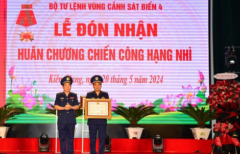 Bộ Tư lệnh Vùng Cảnh sát biển 4 nhận Huân chương Chiến công