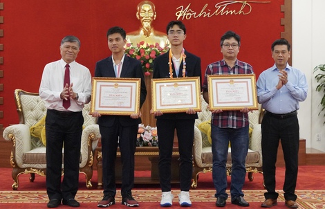 TP HCM khen thưởng 2 học sinh đoạt giải cuộc thi khoa học kỹ thuật quốc tế