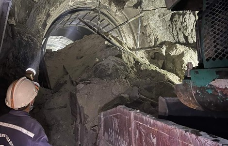 Đang sửa chữa, hầm đường sắt đèo Thị bất ngờ sạt lở