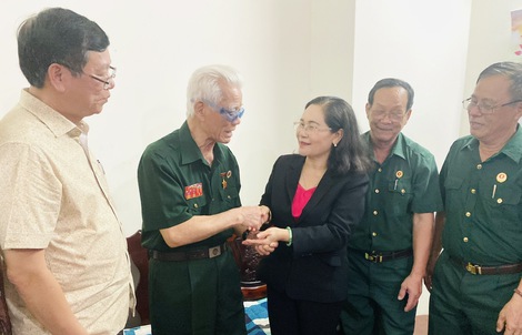 Lãnh đạo TP HCM thăm chiến sĩ Điện Biên Phủ