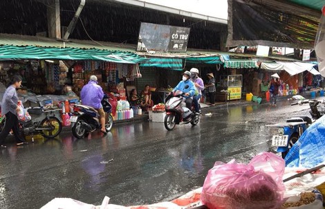 TP HCM: Hình ảnh người dân đón "mưa vàng" chiều 3-5