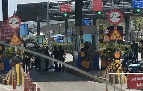 Tai nạn nghiêm trọng ngay trạm thu phí xa lộ Hà Nội