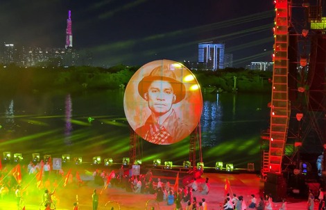 Mãn nhãn đêm khai mạc Lễ hội Sông nước TP HCM lần 2