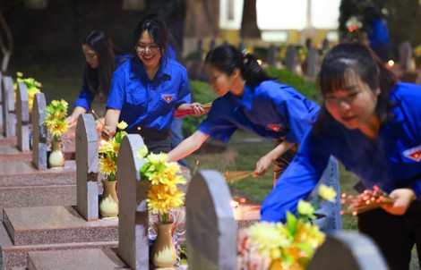 Thắp nến tri ân các anh hùng, liệt sĩ nhân kỷ niệm 70 năm Chiến thắng Điện Biên Phủ