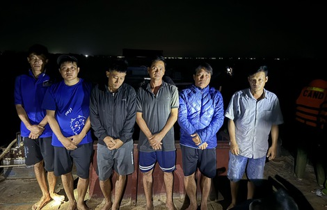 CLIP: Bắt quả tang nhóm “người nhái” hút trộm cát gần cầu Mỹ Thuận