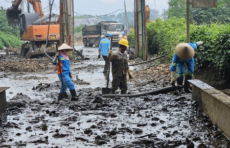 Sạt lở bờ bao, bãi rác lớn nhất Hà Nội ngập bùn thải