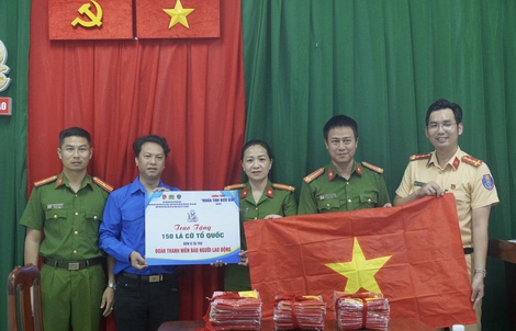 Báo Người Lao Động trao 300 lá cờ Tổ quốc tại chương trình “Nghĩa tình biên giới”