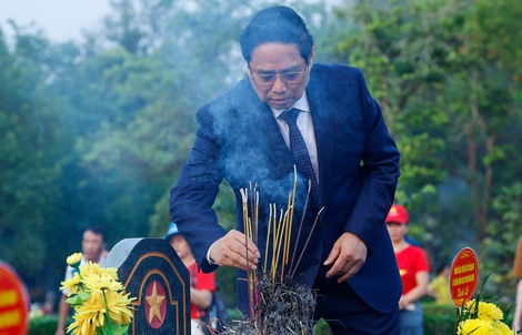 Thủ tướng dâng hương tưởng niệm các anh hùng, liệt sĩ tại Điện Biên Phủ