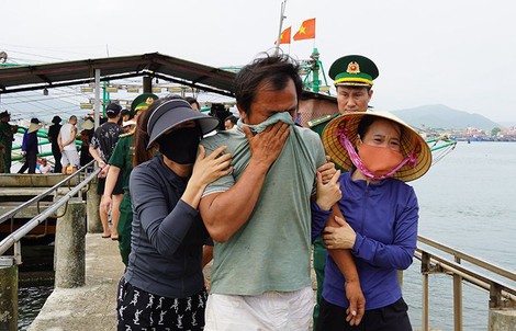 Thời khắc kinh hoàng của nhóm ngư dân Quảng Bình đối mặt với "thần chết" trên Vịnh Bắc Bộ