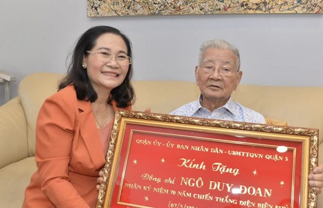 Lãnh đạo TP HCM thăm, tặng quà chiến sĩ Điện Biên Phủ