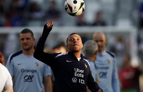 Euro 2024: Virus tấn công, tuyển Pháp tạm mất Mbappé, Coman