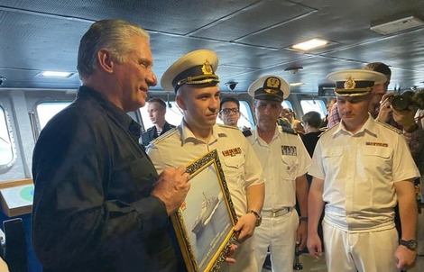 Chủ tịch Cuba lên thăm tàu chiến Nga