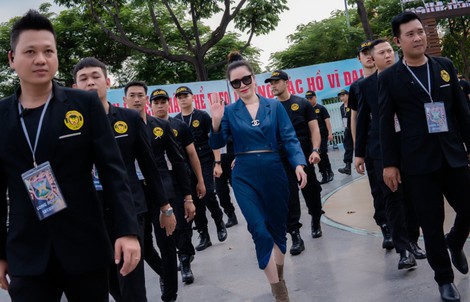 Hoa hậu Bùi Thị Hà được 100 vệ sĩ bảo vệ tại MMA Rising Legend