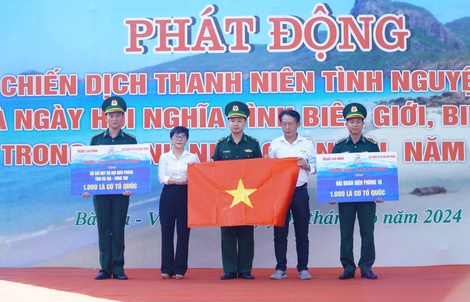 Báo Người Lao Động trao cờ Tổ quốc và học bổng tại Bà Rịa - Vũng Tàu