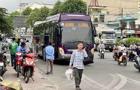 Xe khách giường nằm đón khách chớp nhoáng gần Bến xe An Sương