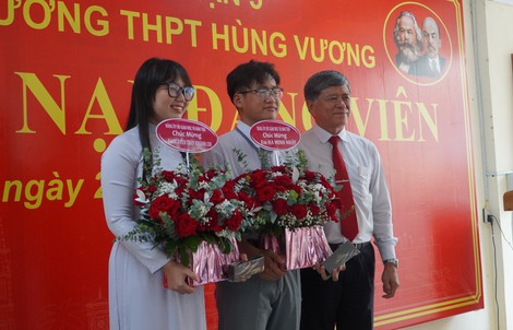 Trước kỳ thi tốt nghiệp THPT: 4 học sinh TP HCM được kết nạp Đảng