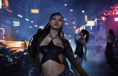 Lisa của Blackpink khoe dáng "bốc lửa"