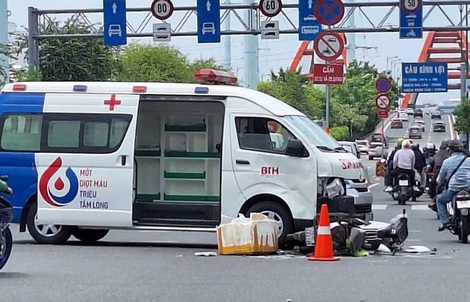 TP HCM: Xe cứu thương va chạm với xe máy, một người nguy kịch