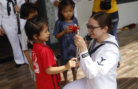 Thủy thủ Hải quân Mỹ giao lưu cùng trẻ em mồ côi Khánh Hòa