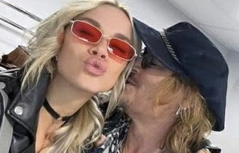 "Cướp biển" Johnny Depp hạnh phúc bên mỹ nhân kém 33 tuổi
