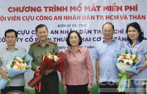Hội Cựu Công an nhân dân TP HCM tặng quà, hỗ trợ viện phí mổ mắt cho hội viên