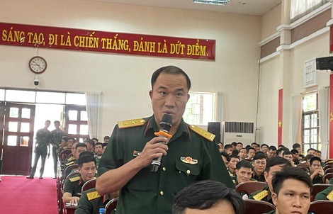 Thiếu tướng Phan Văn Xựng trả lời cử tri về nhà ở xã hội cho quân nhân