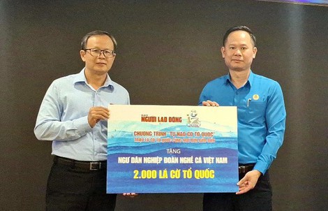 Báo Người Lao Động trao tặng 2.000 lá cờ Tổ quốc cho Nghiệp đoàn Nghề cá Việt Nam
