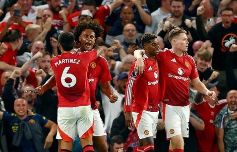 Tân binh Zirkzee giúp Man United giật 3 điểm ngày khai mạc Ngoại hạng Anh