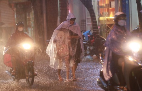 Đông Nam Bộ và Hà Nội có mưa to và dông
