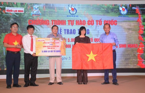 Báo Người Lao Động tặng 5.000 lá cờ Tổ quốc và học bổng tại tỉnh Gia Lai