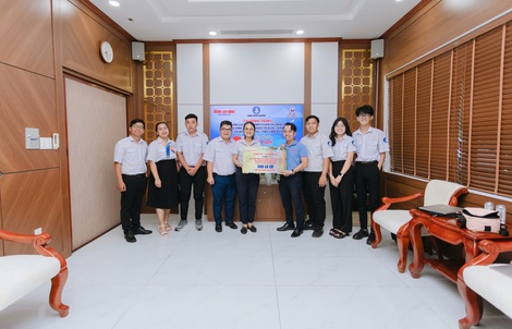 Báo Người Lao Động tặng cờ Tổ quốc cho Hội Sinh viên Việt Nam TP HCM