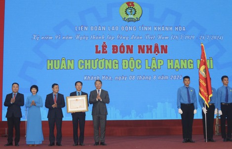 LĐLĐ tỉnh Khánh Hòa nhận Huân chương Độc lập hạng Nhì