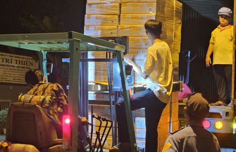 TP HCM: Nhiều người không ngủ, đóng gói hàng cứu trợ ủng hộ miền Bắc