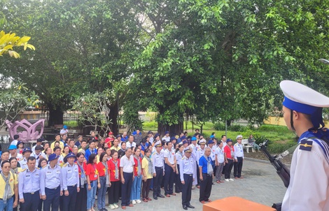Nguyên Chủ tịch Tổng LĐLĐ Việt Nam thăm Nhà giàn DKI/10