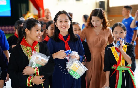 Mang Trung thu ấm áp đến trẻ em mọi miền
