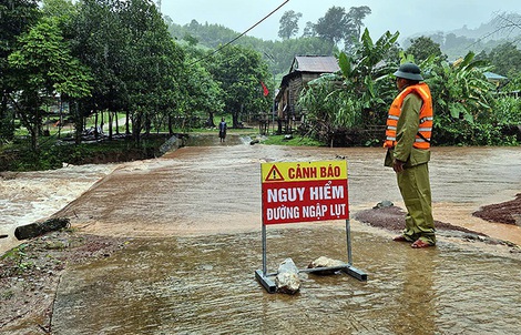 Quảng Bình: Mưa lũ cô lập 37 thôn, bản; 600 nhà dân ngập lụt