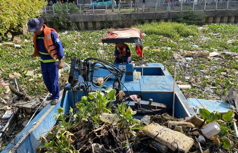 TP HCM: Mỗi ngày vớt hàng chục tấn rác trên sông, kênh rạch