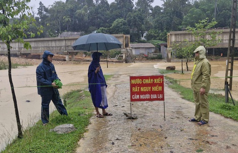 Hà Tĩnh: Hơn 10.000 học sinh nghỉ học, nhiều tuyến đường bị ngập do mưa lũ