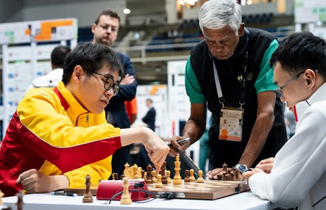 Lê Tuấn Minh và tấm huy chương đồng Olympiad