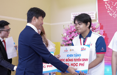 Trường ĐH ở TP HCM trao hơn 20 tỉ đồng học bổng cho sinh viên