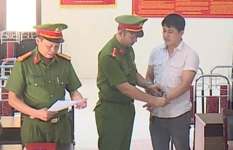 Một cán bộ địa chính phường bị bắt