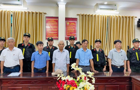 Bắt tạm giam một loạt "quan xã"