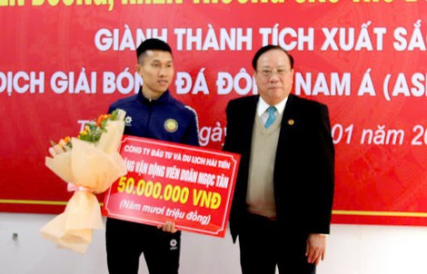 Thanh Hóa "thưởng nóng" cầu thủ Doãn Ngọc Tân 300 triệu đồng