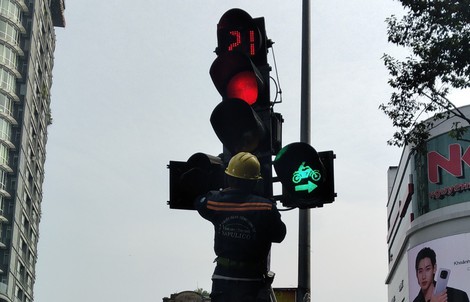 Lắp đặt đèn mũi tên rẽ phải