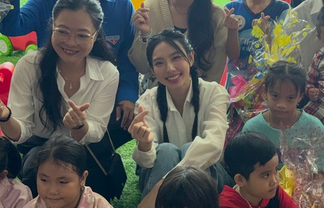 Hoa hậu Thùy Tiên trao sân chơi cho trẻ em miền Tây